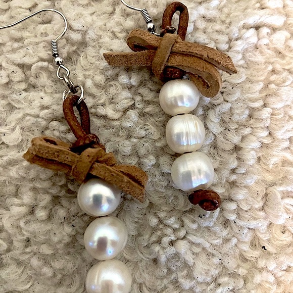 Light brown suede and natural pearl necklace ,earrings set. 34 pearls in total! - Picture 2 of 8